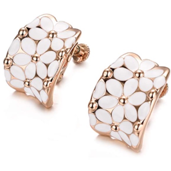 🆕 Daisy Gold and Enamel Clip on Earrings - Picture 2 of 4